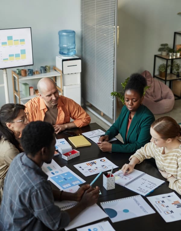 600x765 team meeting